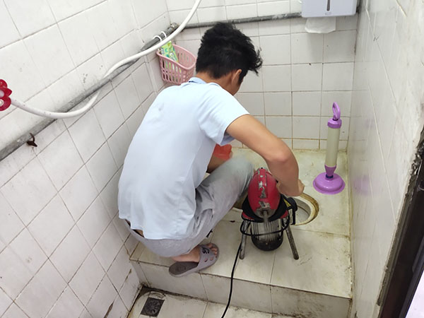 新竹镇管道堵塞冒臭气 专业师傅现场解决问题